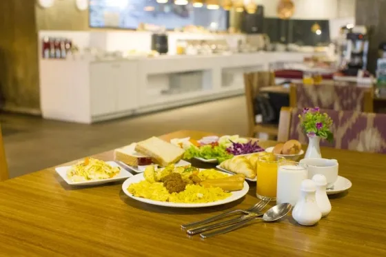 فضای رستورانی و صبحانه هتل اومینی تاور بانکوک 65300