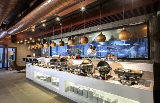 فضای رستورانی و صبحانه هتل اومینی تاور بانکوک 65290