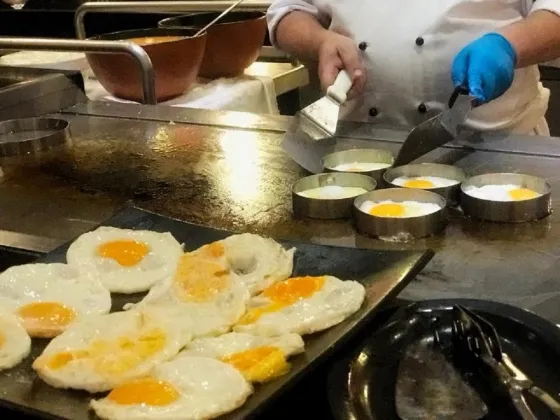 فضای رستورانی و صبحانه هتل هالیدی این سیلوم بانکوک 66394