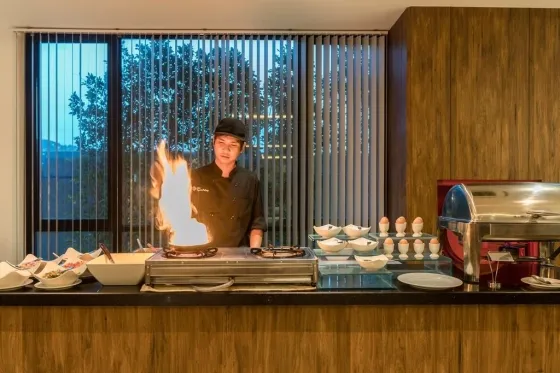 فضای رستورانی و صبحانه هتل نیو اسکوئر پاتونگ پوکت 67100