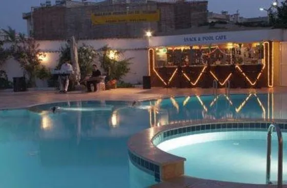 استخر هتل گلد اپارت کوش آداسی 82794