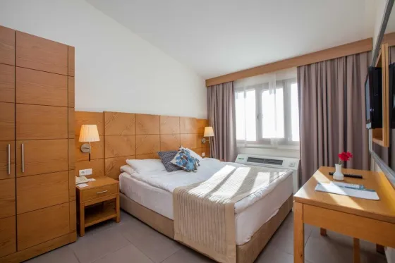 فضای اتاق های هتل پاین بی هالیدی ریزورت کوش آداسی 94787