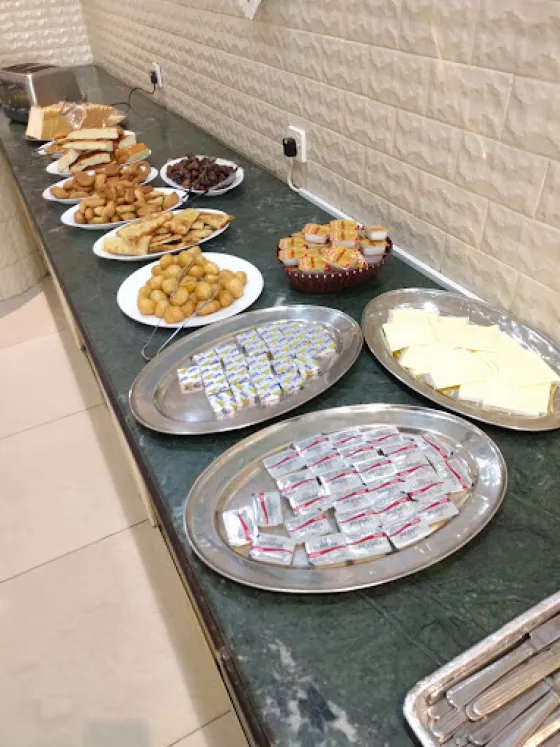 فضای رستورانی و صبحانه هتل آپارتمان دبی هوستل 196701