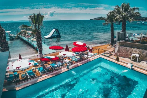 استخر هتل گرند شاهین کوش آداسی 95070