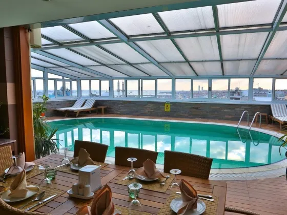 استخر هتل زوریخ استانبول 5644