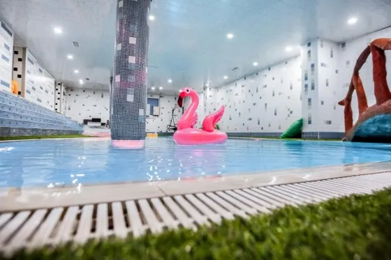 استخر هتل ناین باکو 81944