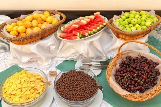 فضای رستورانی و صبحانه هتل رجینه ایروان 83005