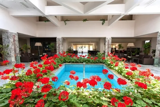 فضای بیرونی هتل رجینه ایروان 82999