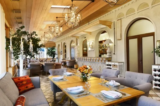 فضای رستورانی و صبحانه هتل آمباسادوری تفلیس 683