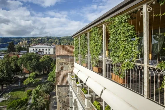 فضای بیرونی هتل آمباسادوری تفلیس 655