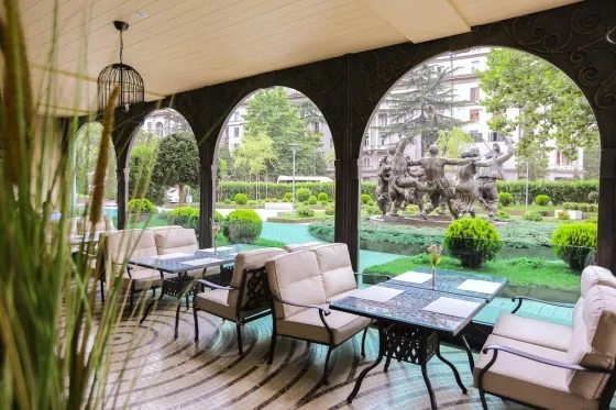 فضای بیرونی هتل آمباسادوری تفلیس 652