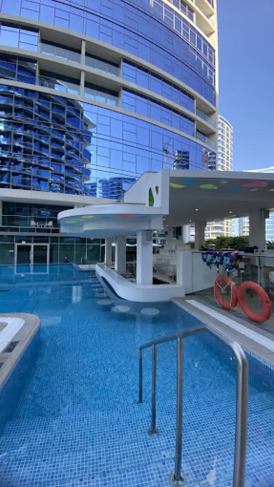 استخر هتل هیلتون دبی کریک 196463