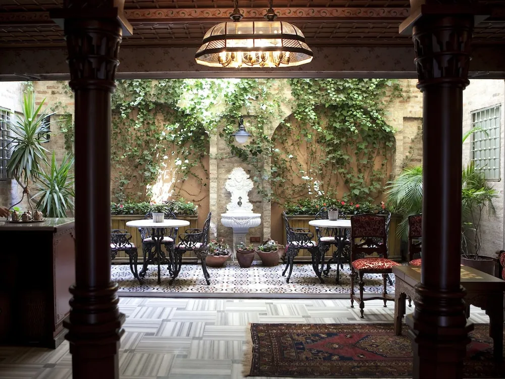 فضای بیرونی هتل نیلز استانبول 111813