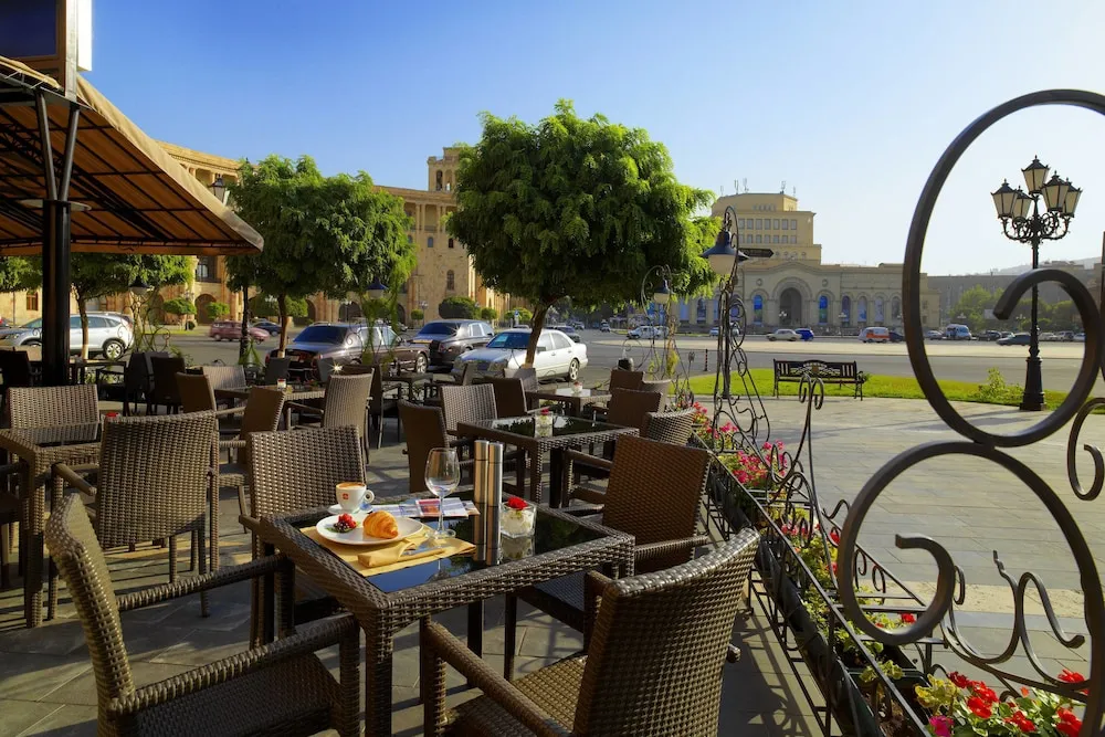 فضای بیرونی هتل آرمانیا ماریوت ایروان 128748