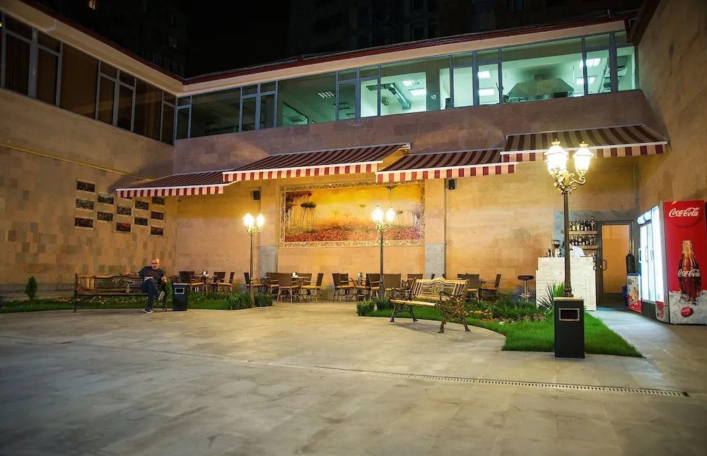 فضای بیرونی هتل آنی پلازا ایروان 129526