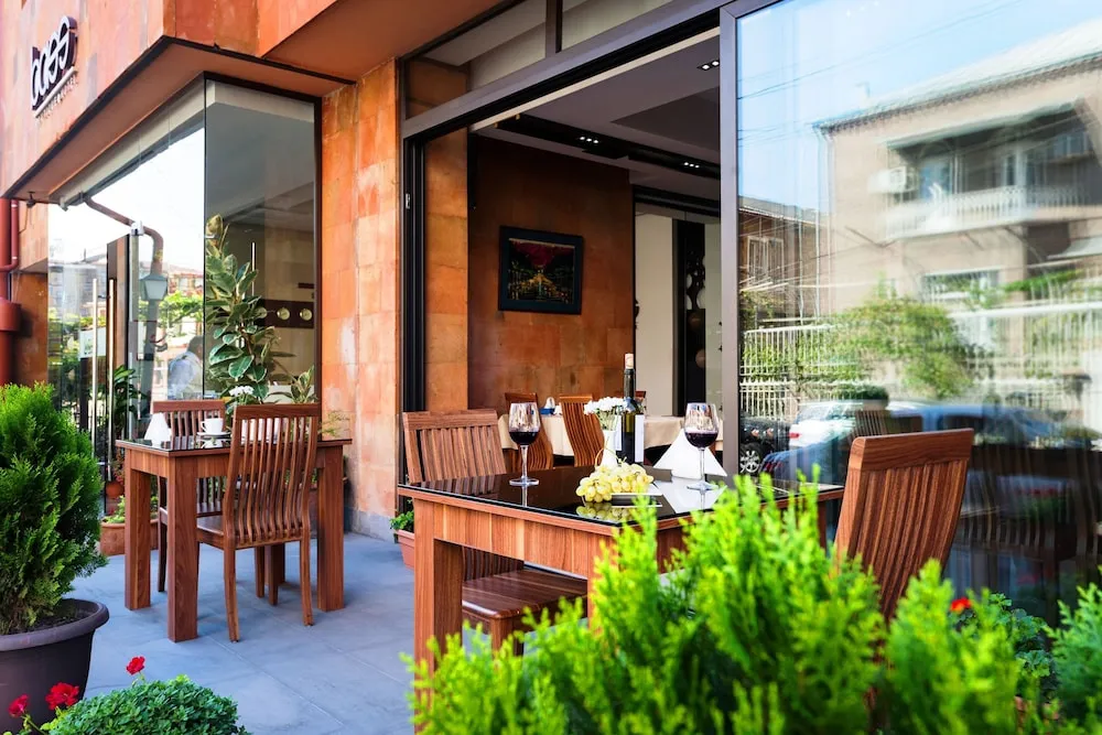 فضای بیرونی هتل باس بوتیک ایروان 130330