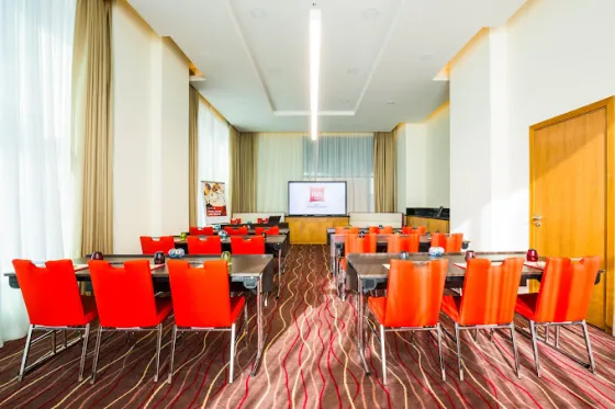 اتاق جلسات هتل ایبیس مجتمع تجاری امارات مال دبی 196373