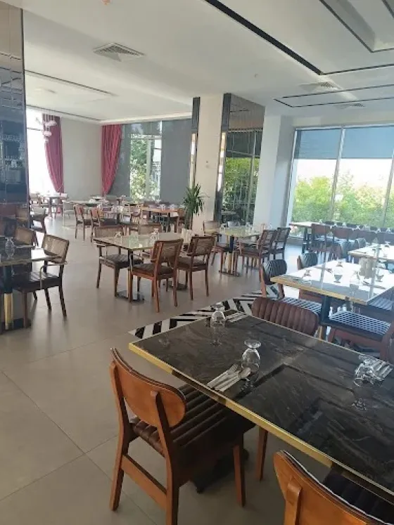 فضای رستورانی و صبحانه  هتل دی وان بیچ (ددمان)وان 198175