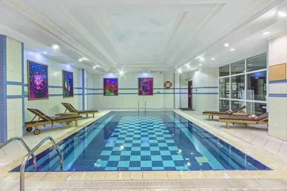 استخر هتل چهارستاره آرتز تکسیم(گرند اوزتانیک) 1438