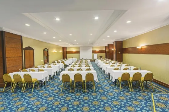 اتاق جلسات هتل چهارستاره آرتز تکسیم(گرند اوزتانیک) 1431