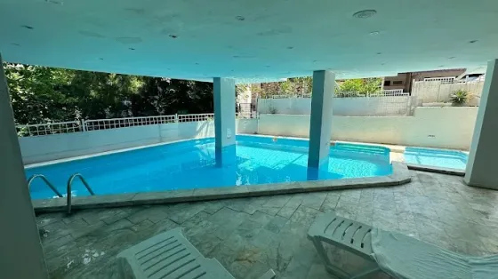 استخر هتل ملیکه کوش آداسی 198433